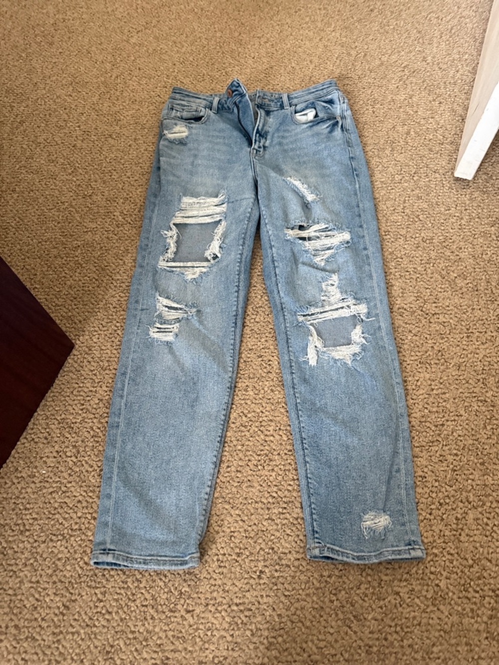 Light Wash Distressed Ripped Jeans mom American Eagle Size 8
